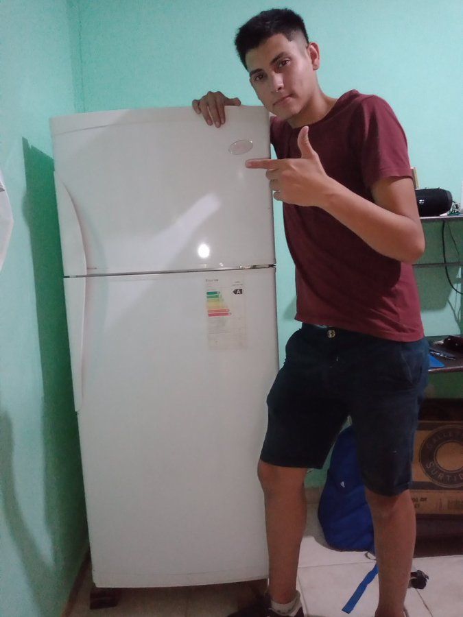 Joven celebra compra de su refrigerador y se hace viral