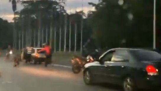Mujer salta de autobús para evitar robo y muere atropellada