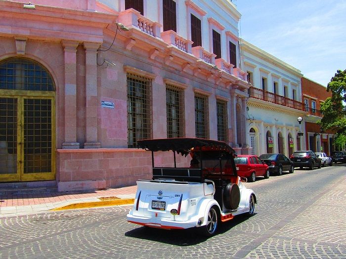 Pareja baila semidesnuda en malecón de Mazatlán