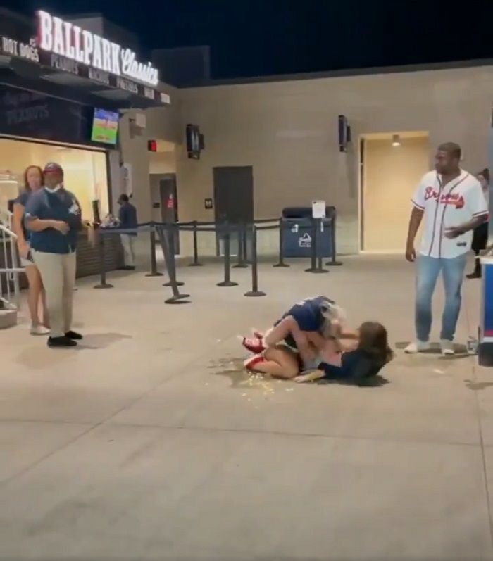 Graban pelea de mujeres en juego de los Bravos de Atlanta