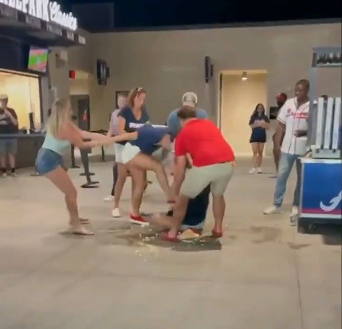 Captan pelea de mujeres en juego de los Bravos de Atlanta