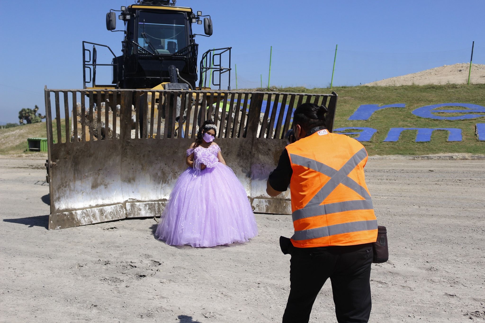 Quinceañera se toma fotos en basurero donde trabaja su papá