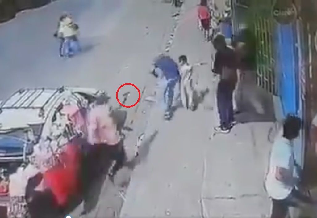 Hombres armados matan a hombre frente a su hijo en plena calle (VIDEO)