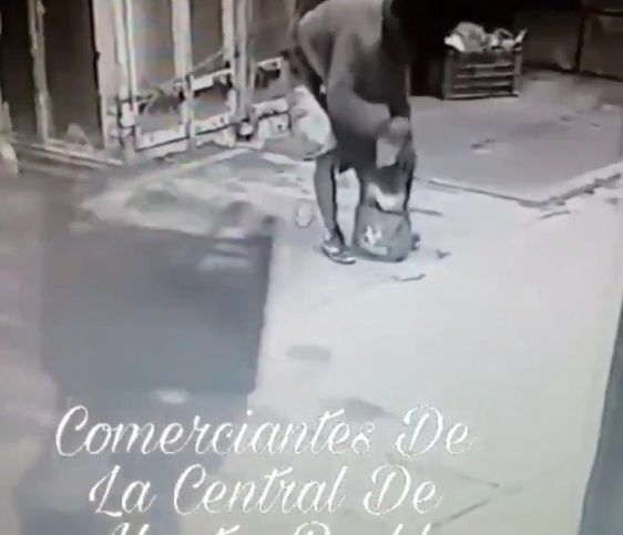 Hombre transporta cabeza humana en Central de Abasto