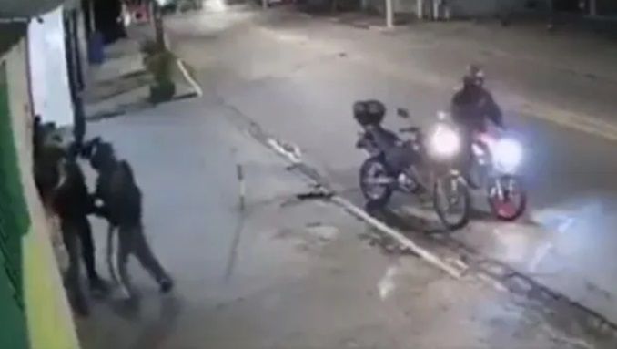 Policía frustra asalto desde su auto; video se hace viral 