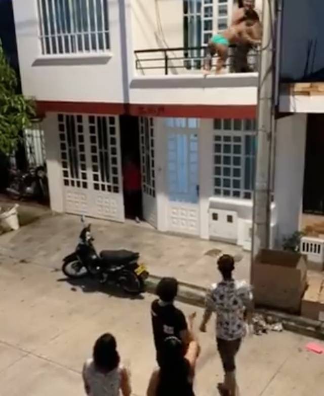 Video de mujer escapando por el balcón se hace viral