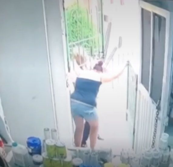 Nuevo León. Mujer asalta a adulto mayor en Monterrey |VIDEO