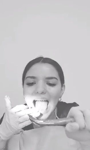 Dentista muestra en video que se extrajo las muelas sola
