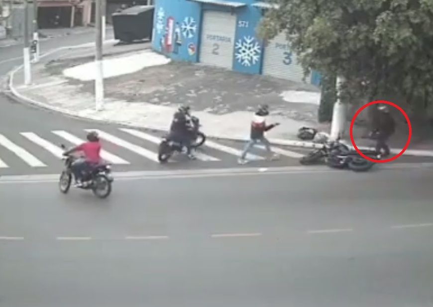 Motociclista dispara a ladrones que querían asaltarlo |VIDEO