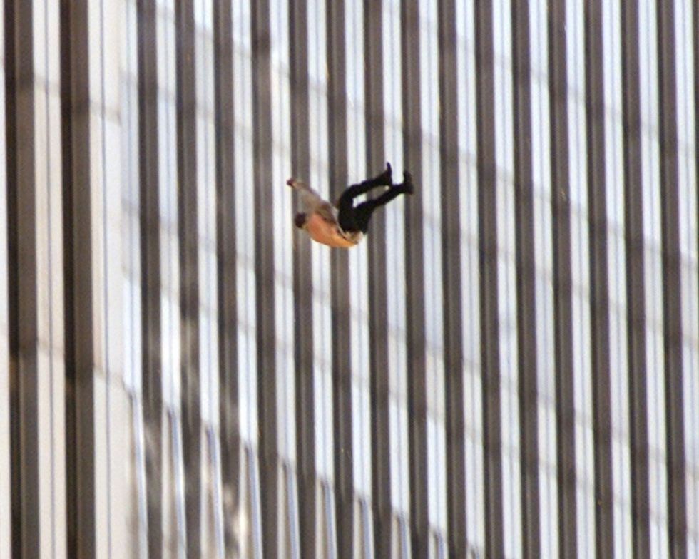 El hombre que cae: la historia detrás de la foto que captó la tragedia del 11-S