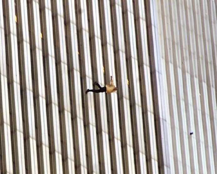 El hombre que cae: la historia detrás de la foto que captó la tragedia del 11-S