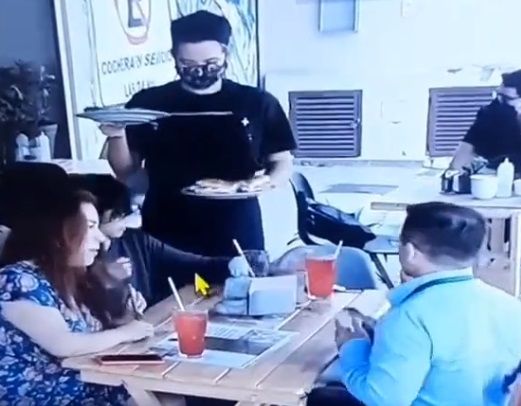 Familia pone pelos a su comida para no pagar cuenta |VIDEO