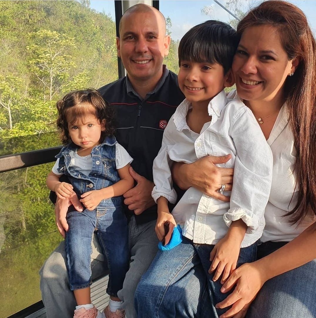 Hallan a dos niños abrazando el cuerpo de su madre en el mar