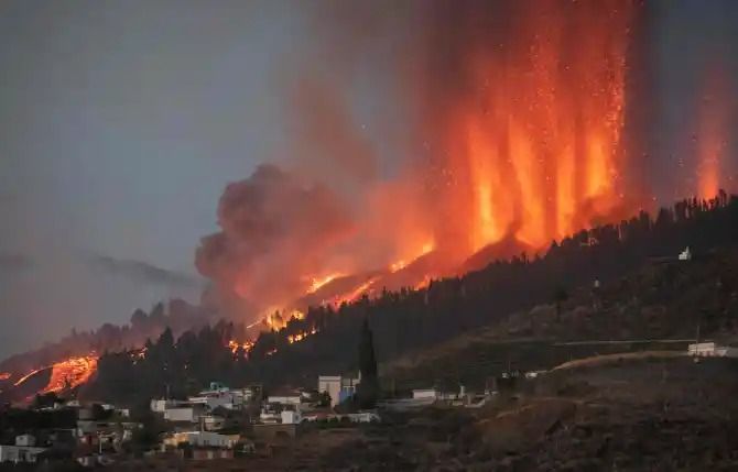 ¿Por qué hizo erupción el volcán Cumbre Vieja?