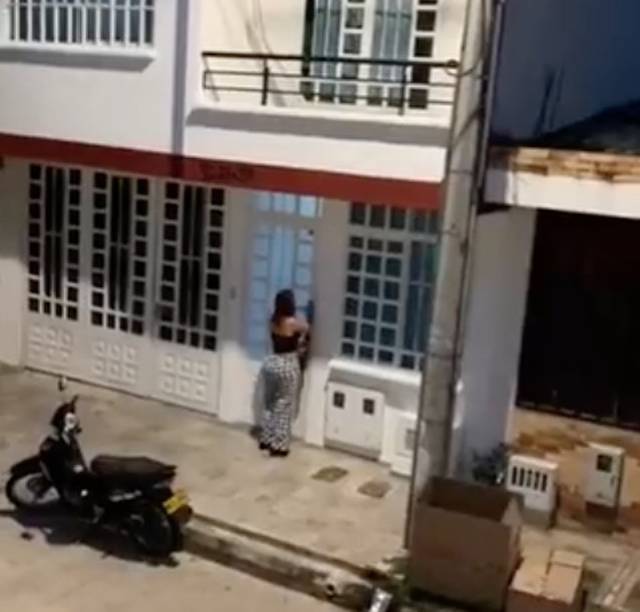 Lo descubren con otra y amante escapa por el balcón |VIDEO