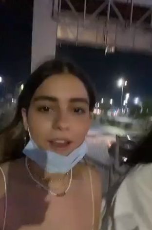 Joven se emociona al cruzar puente peatonal y se hace viral 