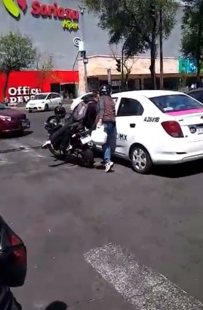 Lady Gas. Mujer rompe cristal a taxista con un tanque |VIDEO