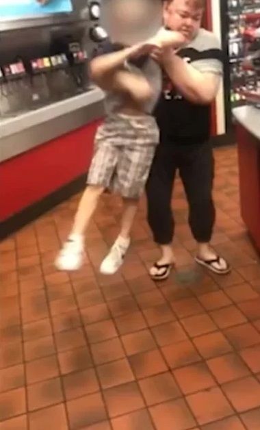 Madre arroja al suelo a su hijo con autismo