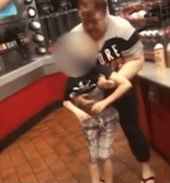 Madre arroja al suelo a su hijo con autismo en Iowa