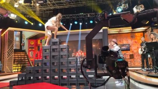 Así fue caída de Mariana Echeverría en Faisy Nights |VIDEO 