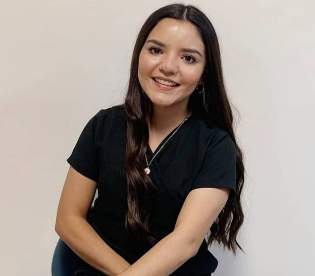 Dentista muestra en video que se extrajo las muelas sola
