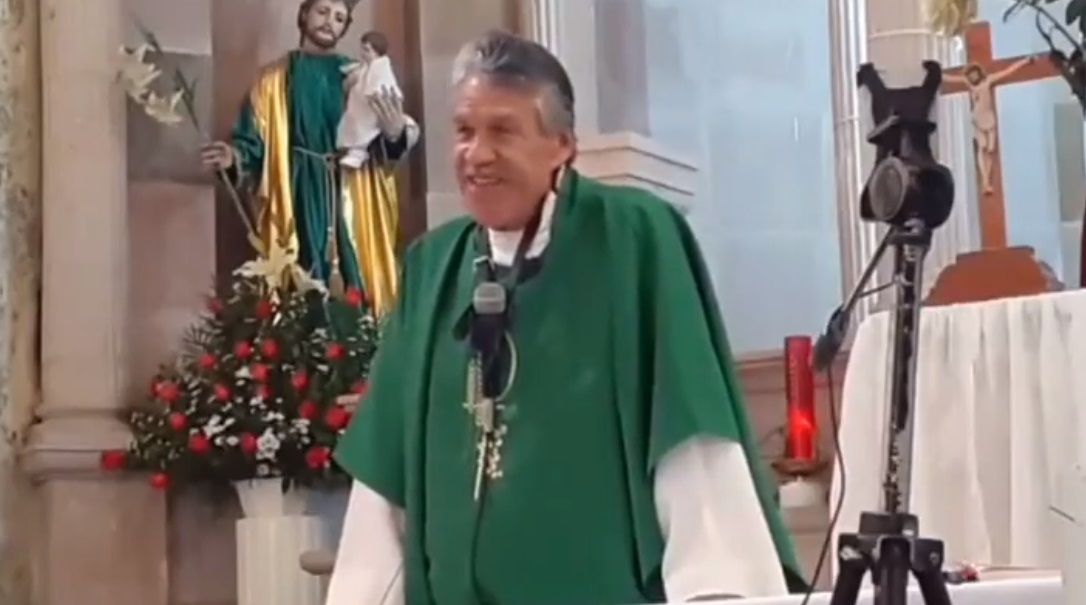 Sacerdote insulta mujer con sobrepeso en Michoacán |VIDEO