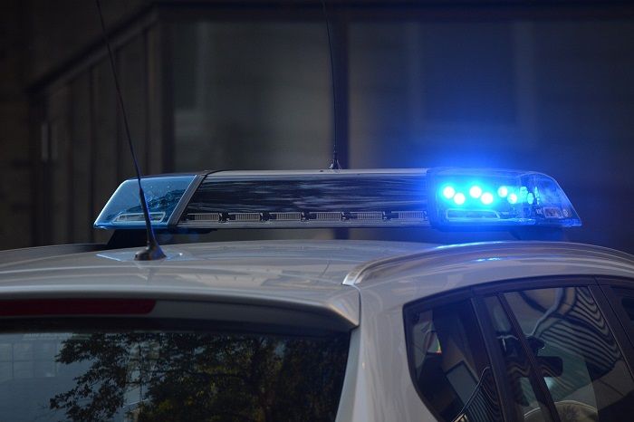 Policía de Ixmiquilpan posa con mujer en su patrulla
