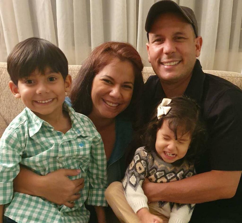 Hallan a dos niños abrazando el cuerpo de su madre en el mar