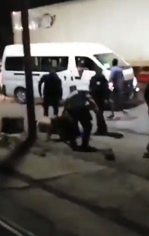 Policías intentan detener golpiza a ladrones