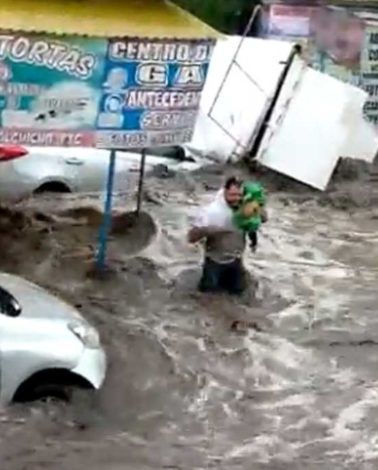 Rescatan a bebé atrapado tras inundaciones en Ecatepec