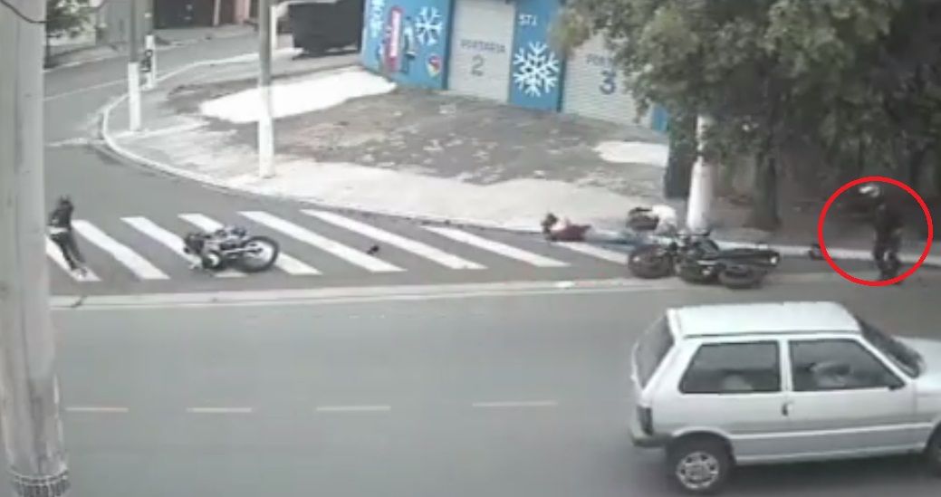 Motociclista dispara a ladrones que querían asaltarlo |VIDEO