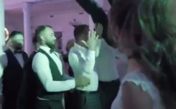 Avientan a novio en su boda y se fractura la espalda |VIDEO 