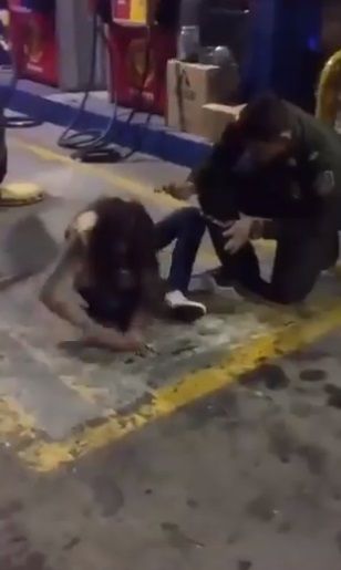 Policía hace supuesto exorcismo a mujer; video se hace viral 