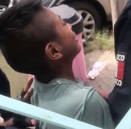 Exhiben abuso policial contra menor de edad en Guadalajara |VIDEO