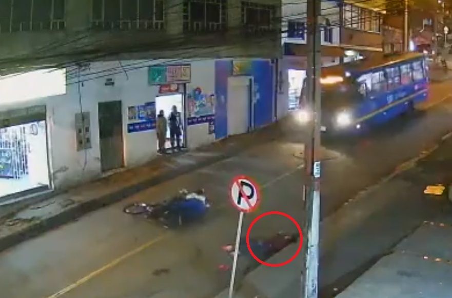 Motocicleta y taxi atropellan a mujer en Colombia |VIDEO