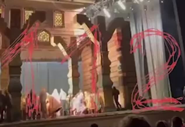 Actor muere aplastado por escenografía en plena función