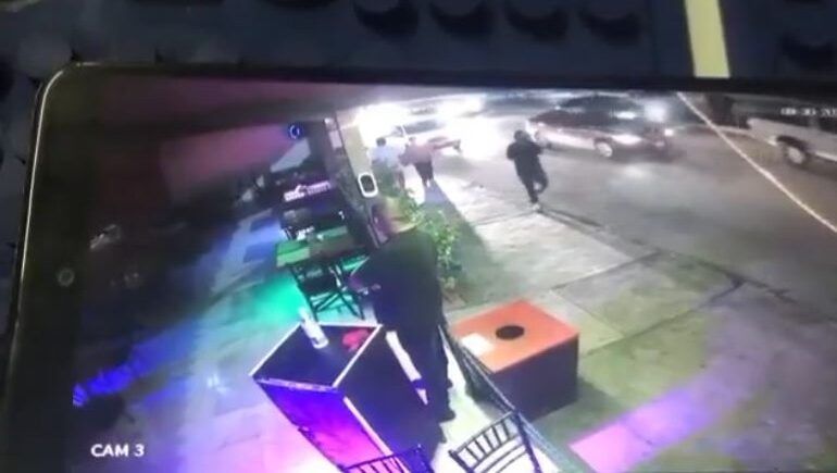 Captan asesinato de cadenero en bar de Cancún; sicario se dio a la fuga |VIDEO