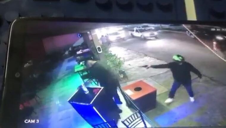 Captan asesinato de cadenero en bar de Cancún; sicario se dio a la fuga |VIDEO