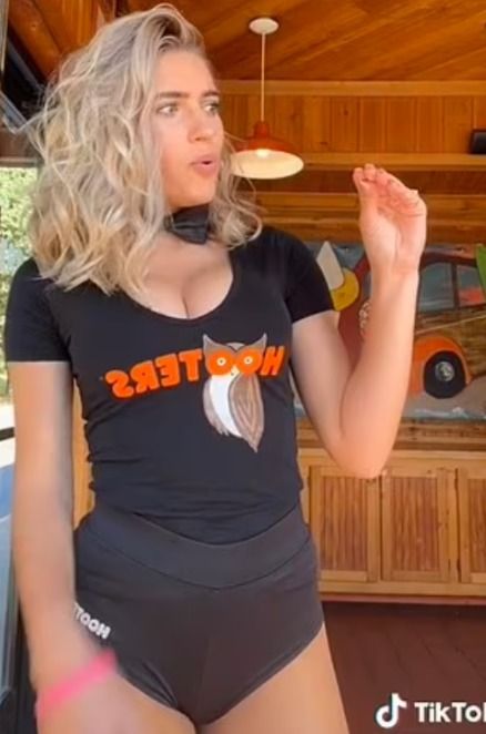 Hooters se retracta por nuevo uniforme