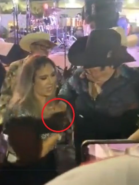 Lalo Mora acosa a fan durante foto; lo exhiben en video 
