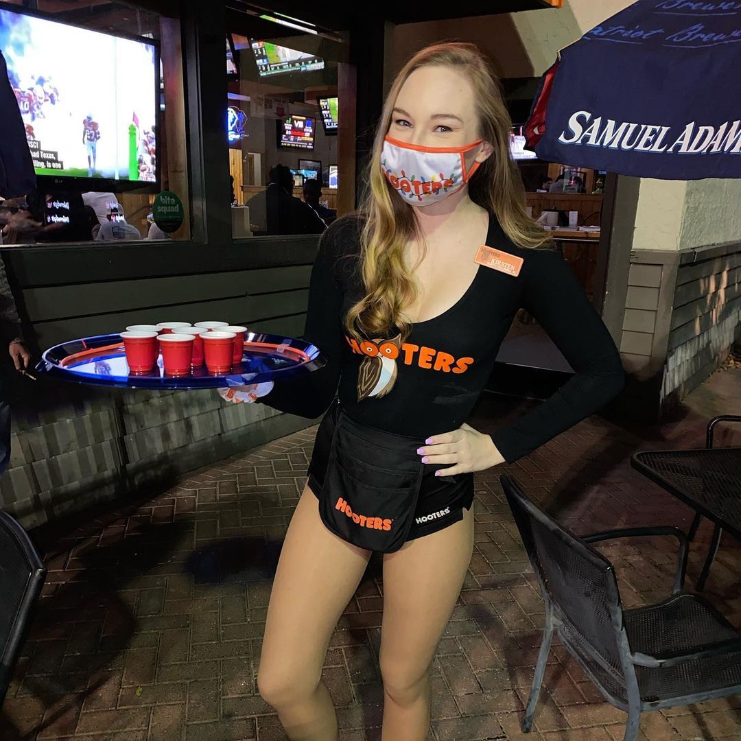¿Cuánto gana una mesera de Hooters? Joven revela ganancias