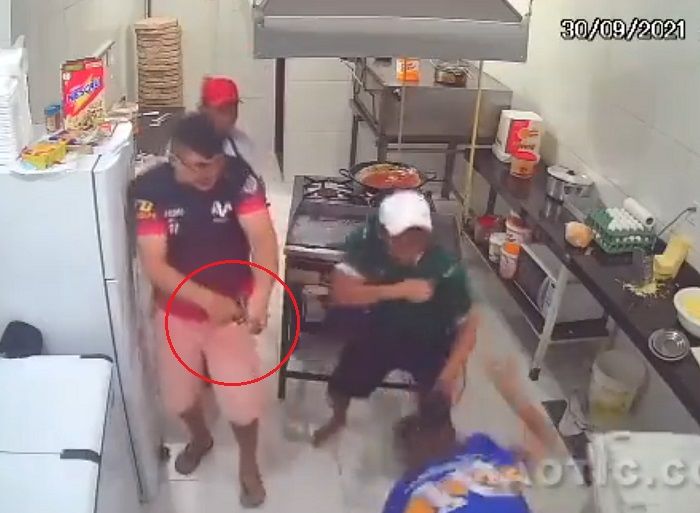 Empleado evita robo golpeando a ladrón con un rodillo