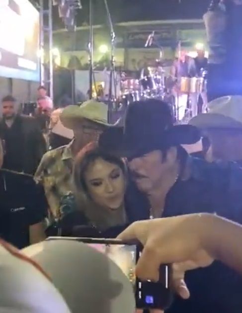 Lalo Mora se disculpa por acosar a una fan |VIDEO