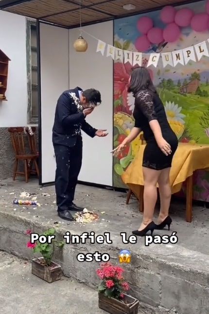 Mujer da pastelazo a novio infiel frente a mariachis |VIDEO