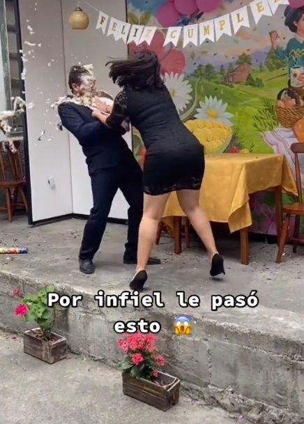 Mujer da pastelazo a novio infiel frente a mariachis |VIDEO