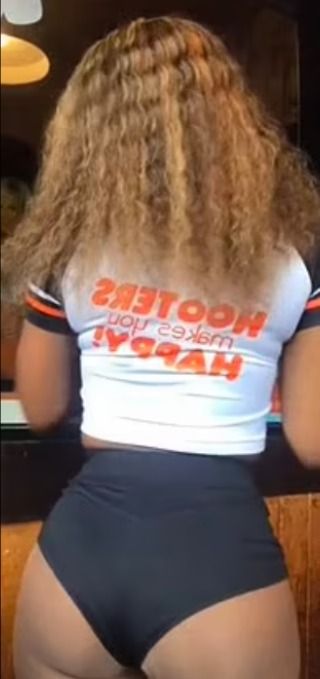 Empleadas de Hooters critican tamaño de su nuevo uniforme 
