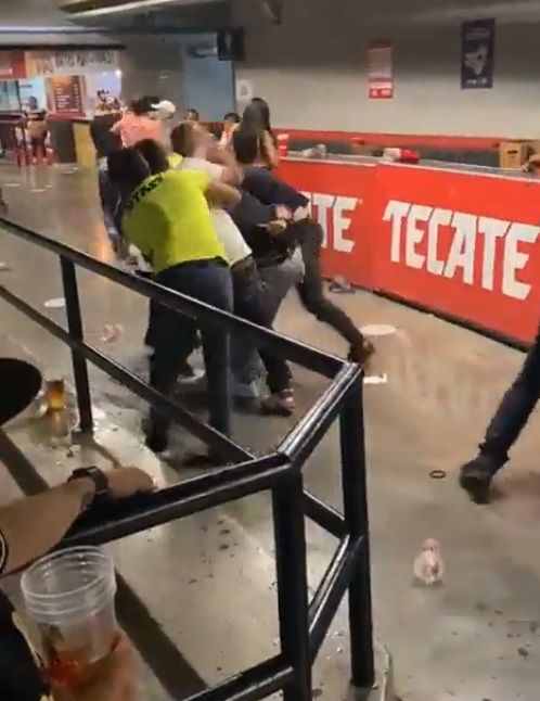 Captan pelea en juego de los Sultanes de Monterrey |VIDEO