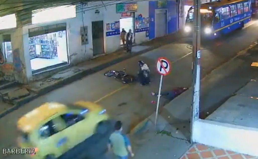 ¿Cómo se encuentra mujer atropellada por moto y taxi?