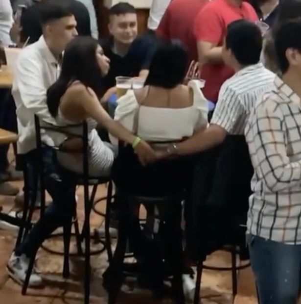 Captan doble infidelidad en mesa de bar; video se hace viral 