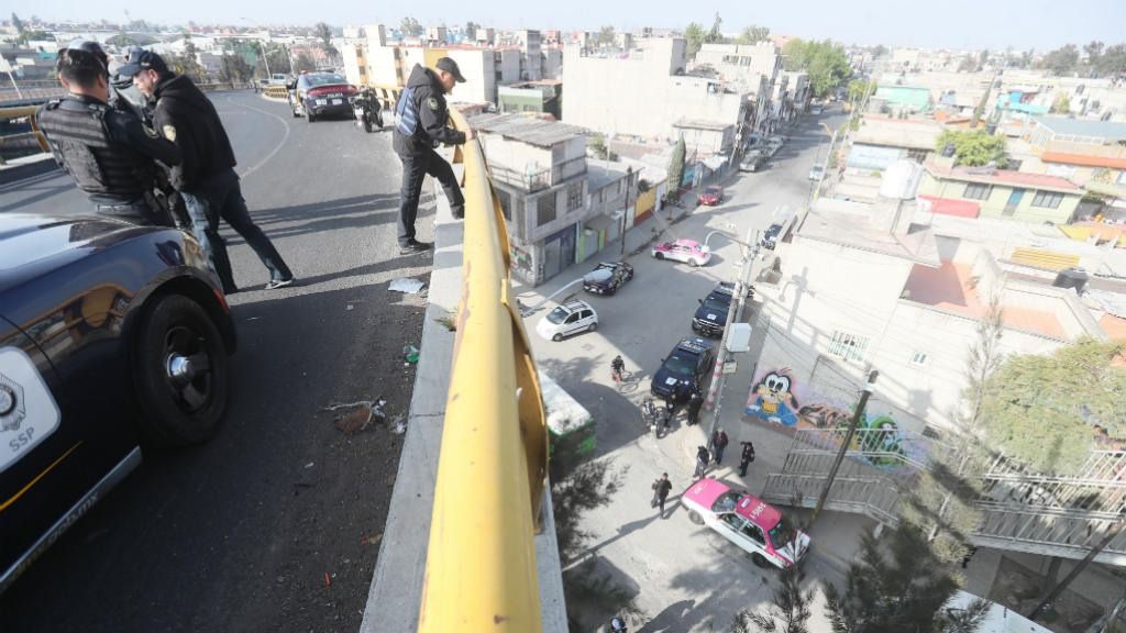 Edomex. Mujeres caen de puente en Neza; ambas murieron |VIDEO